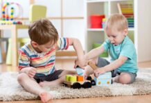 Развитие ребенка: в какие игрушки и когда играть