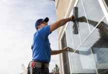 Особенности мытья окон в офисах