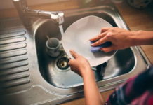 Мыть посуду вручную или в посудомоечной машине?