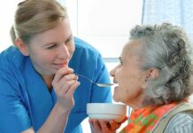 Сиделка с проживанием — плюсы и минусы постоянного пребывания?