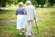 Уход за слабовидящими пожилыми в частном пансионате