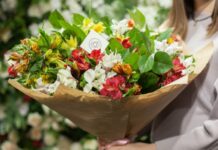 Какие цветы подарить подруге ?