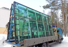 Манипулятор с пирамидой в аренду: плюсы и минусы услуги