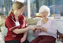 Как оформить одинокого пенсионера в дом престарелых?