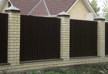 Как установить забор с кирпичными столбами?