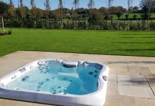 Джакузи на открытом воздухе: преимущества и выбор