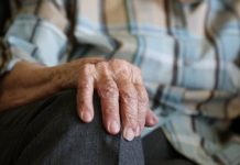 Мужчина встретил 75-летнюю женщину возле кафе и похитил ее