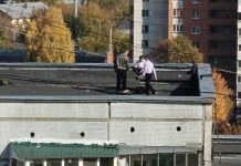 В Пензе дети забрались на крышу многоэтажки на улице Воронова