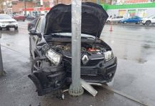 В Пензе у филармонии автомобиль Renault врезался в столб