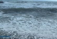 В российском регионе шторм унес в море судно и опрокинул второе