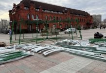 На площади Ленина в Пензе начали собирать новую елку