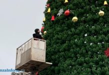 В Пензе украшают главную новогоднюю елку
