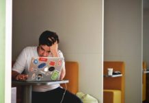 Невролог разъяснила причины тряски ногой под столом