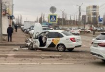 В ДТП с такси на ул. Антонова пострадали 2 человека