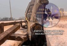 Занесло: «Лада-Ларгус» провалилась в проем на Толстовском путепроводе