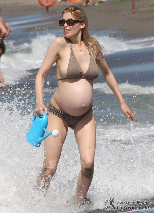 Летиция Каста в бикини на пляже в Италии