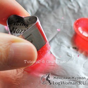 Выдавливаем сердечко из формочки