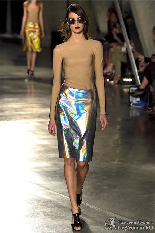 Блеск королевы - Блестящая юбка с бежевой блузкой Блеск королевы - Блестящая юбка с бежевой блузкой