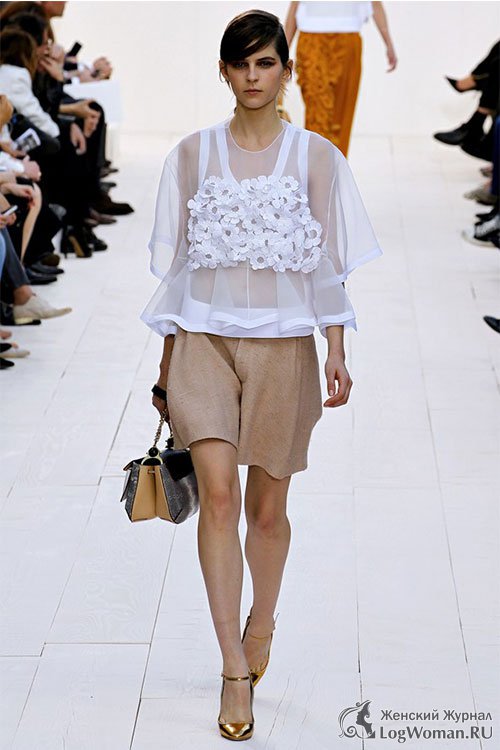 Бермуды - белая блузка с цветами и бежевые шорты Бермуды - белая блузка с цветами и бежевые шорты