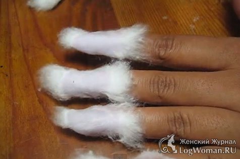 Положите вату на ноготь Положите вату на ноготь