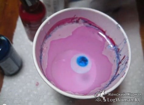 Капаем в центр голубым лаком Капаем в центр голубым лаком