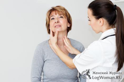 Врач проверяет горло