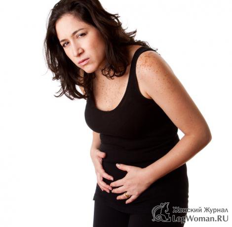 Девушка держится за живот Девушка держится за живот