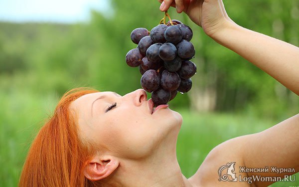 Рыжеволосая девушка кушает виноград Рыжеволосая девушка кушает виноград