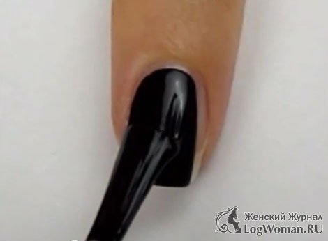Красим ногти черным матовым лаком