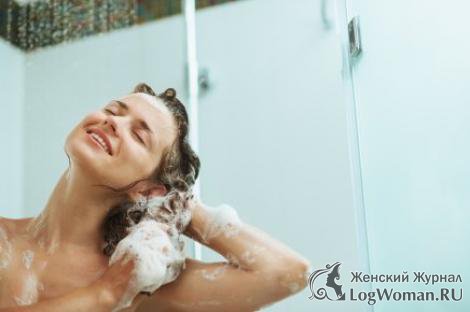 Девушка моет голову в душе Девушка моет голову в душе