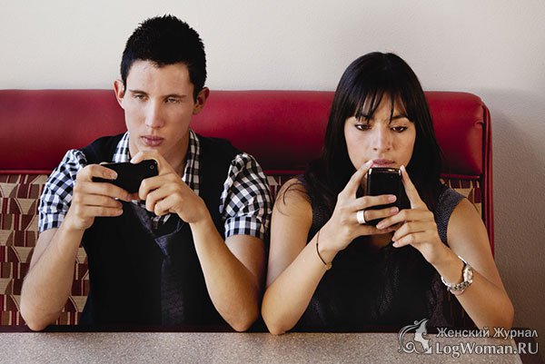 Парень с девушкой держат мобильные телефоны Парень с девушкой держат мобильные телефоны