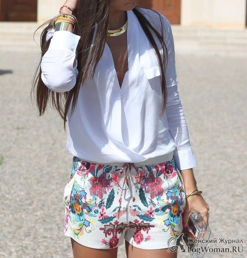 Девушка в цветочных шортах Девушка в цветочных шортах