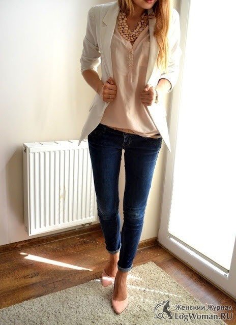 Девушка в темных узких джинсах и белом пиджаке Девушка в темных узких джинсах и белом пиджаке