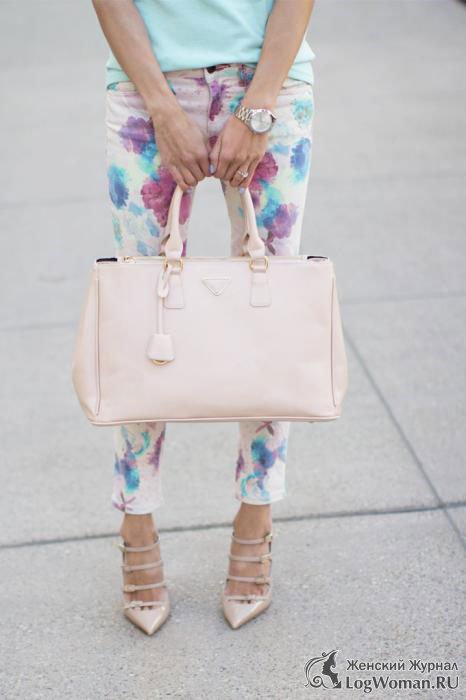 Девушка в узких брюках с цветочными принтами Девушка в узких брюках с цветочными принтами