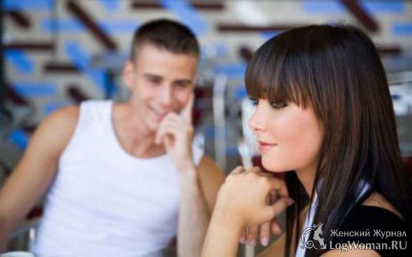 Парень смотрит на девушку Парень смотрит на девушку