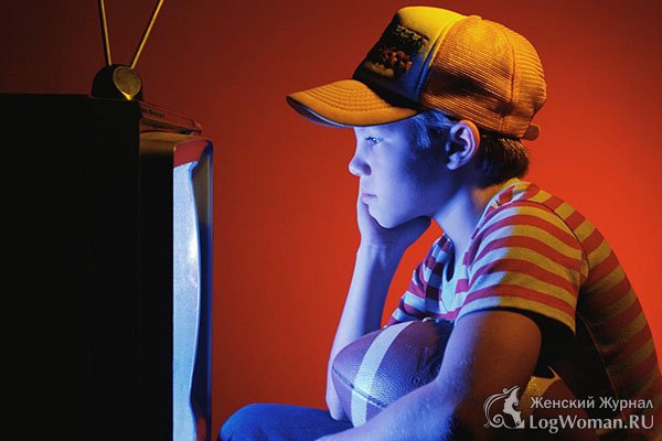 Мальчик в кепке смотрит телевизор Мальчик в кепке смотрит телевизор