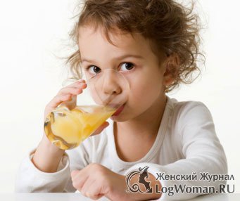 Девочка пьет сок Девочка пьет сок