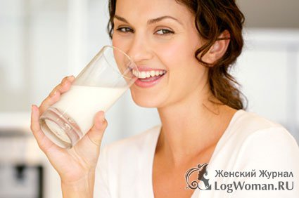 Девушка пьет Йогурт