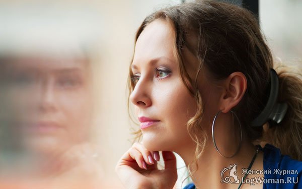 Девушка смотрит в окно