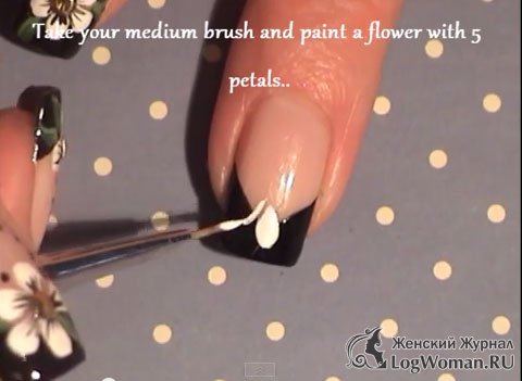 Черный французский маникюр с цветами Черный французский маникюр с цветами