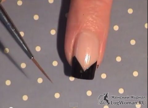 Черный французский маникюр с цветами Черный французский маникюр с цветами