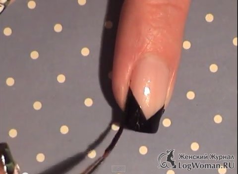 Черный французский маникюр с цветами Черный французский маникюр с цветами