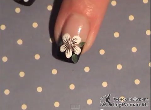 Черный французский маникюр с цветами Черный французский маникюр с цветами