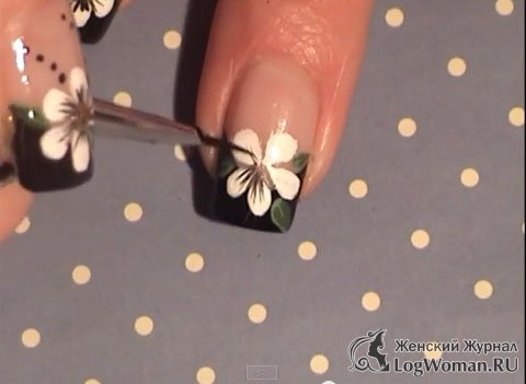 Черный французский маникюр с цветами Черный французский маникюр с цветами