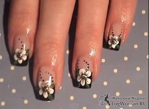 Черный французский маникюр с цветами Черный французский маникюр с цветами