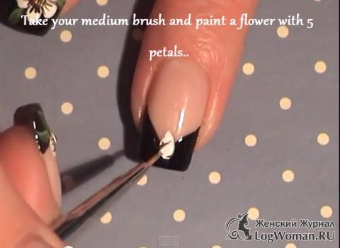 Черный французский маникюр с цветами Черный французский маникюр с цветами