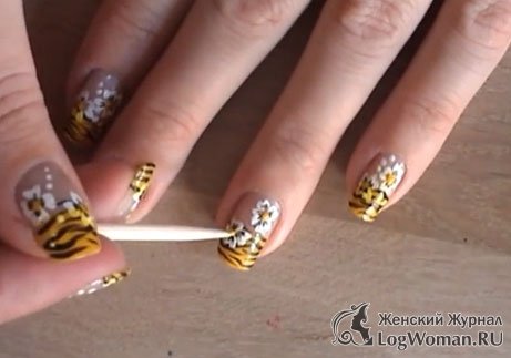 Тигровые ногти с цветами
