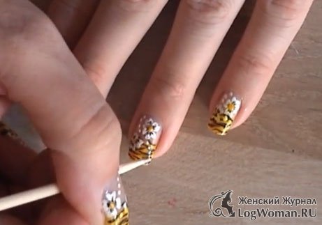 Тигровые ногти с цветами