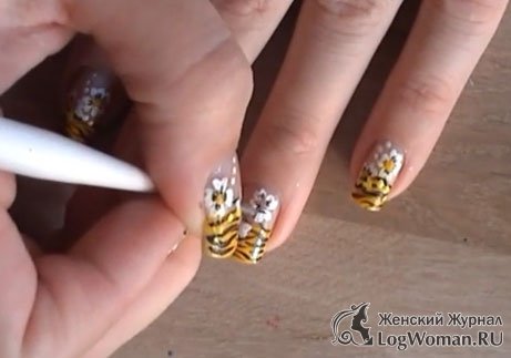 Тигровые ногти с цветами