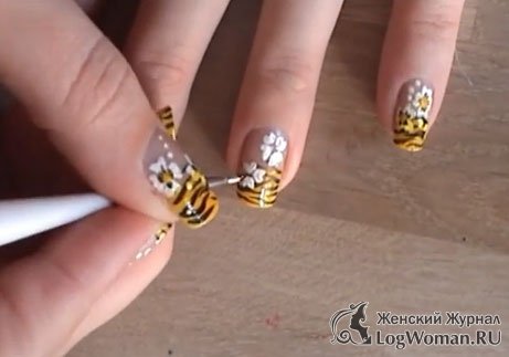 Тигровые ногти с цветами